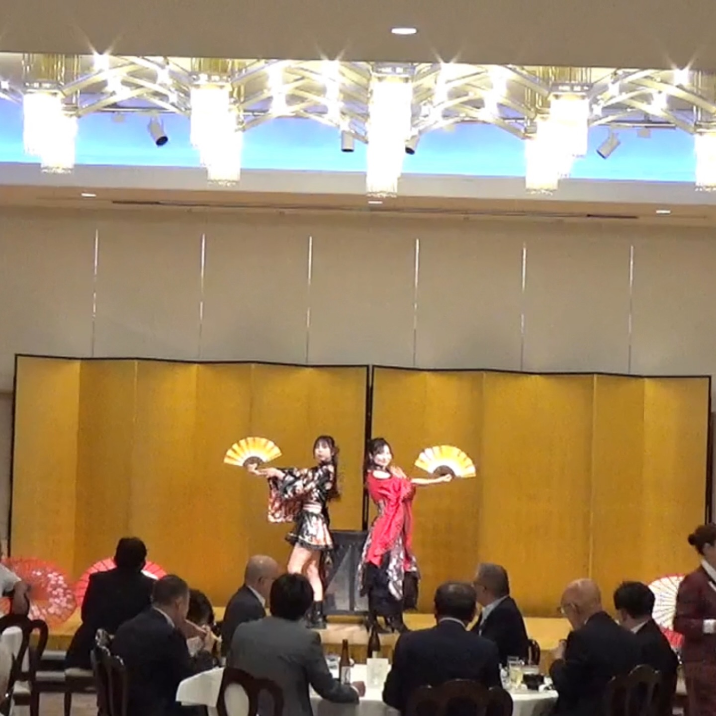 【住吉大社・吉祥殿での和のマジックショー🎐】

7/18は学生時代からご縁のある代理店さんからのご依頼で、 
大阪・住吉大社の吉祥殿にて和のマジックとイリュージョンをお届けしました✨

後見は、ダンサーのカンナちゃん🤍
ショーに真摯に向き合ってくれて、一緒に舞台を作れる心強い仲間がいること、本当にありがたい☺️

終演後には、土用の丑の日が近いということで…
なんとうな重までいただいてしまいました😋✨ 
心もお腹も満たされる、ありがたい1日でした🙏

歴史ある空間で、大切な時間をご一緒できたことに感謝です。
 
 
 
 
#マジシャン梨花 #和のイリュージョン #和風マジック #女性マジシャン  #住吉大社 #吉祥殿 #宴会余興 #企業イベント #関西マジシャン  #出張マジック #イリュージョンマジック #イベント出演受付中 #プロマジシャン