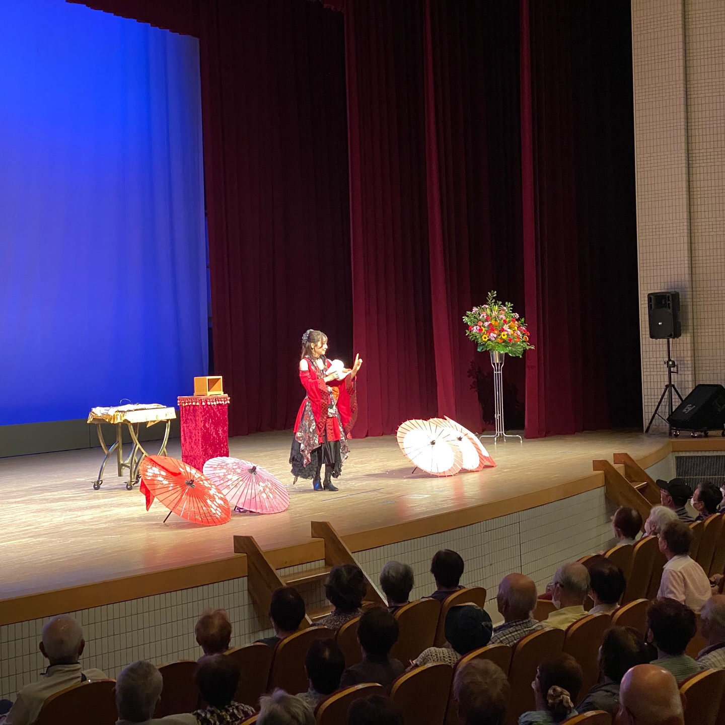 【和のマジック＆イリュージョンショー in 岡山】

岡山県里庄町のホールにて、和のマジック＆イリュージョンショーをお届けしました🌸
藤井風さんのご出身地だそうで、役場にはサインポスターや応援メッセージのコーナーも🎹✨

今回は和のマジックにイリュージョン3台構成のステージ。
たくさんの方にご覧いただき、あたたかい拍手と笑顔に包まれた時間となりました。

イリュージョンも増え、立派にハイエースぶっ飛ばしてイリュージョンショーを行える規模感にもなってきました🙏

改めまして、ご来場くださった皆さま、本当にありがとうございました😊
 
 
 
#マジシャン梨花 #和のマジック #イリュージョンショー
#岡山イベント #里庄町 #マジックショー #和風ショー
#イベント出演 #企業イベント #ホールイベント
#パフォーマー派遣 #マジシャン派遣 #全国出張OK #エンタメイベント
