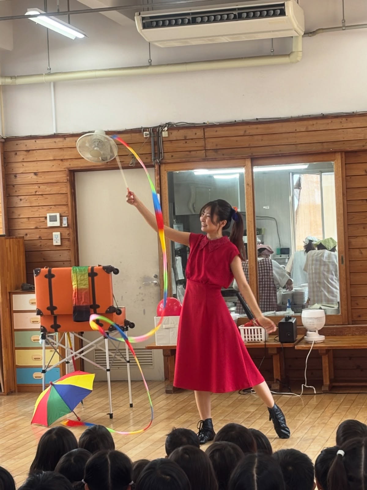 以前シャボン玉ショーで伺った園さんからのリピート🫧
今回も給食室の前でのショー🍽✨

調理のいい香りが漂う中、
子どもたちの笑い声と驚きの声が響いていました☺️💫

またお呼びいただけて本当に嬉しいです🌷
ありがとうございました🪄✨