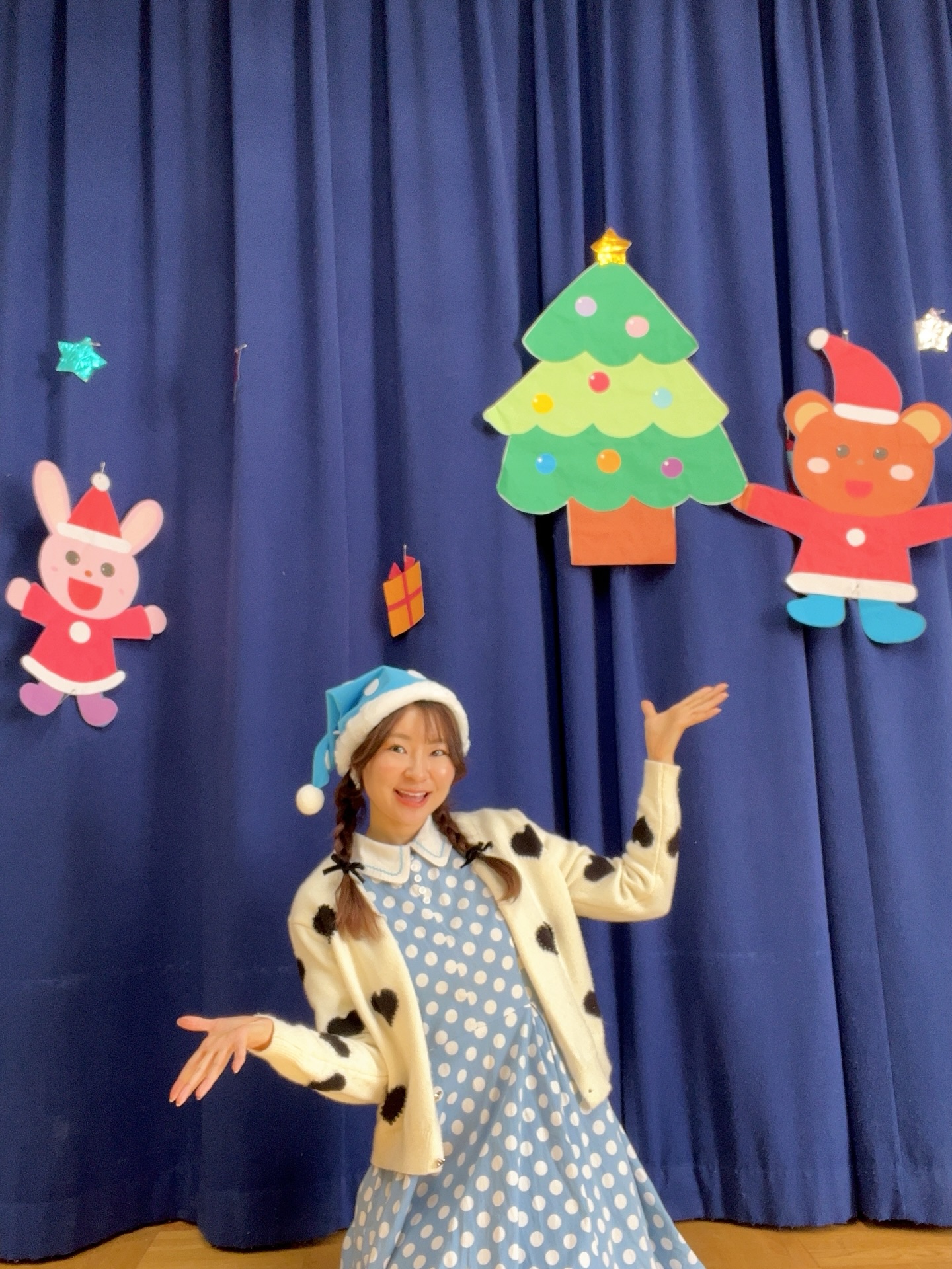 クリスマス時期のシャボン玉ショー🪄🫧
水玉のサンタ帽は子どもたちから可愛い〜！って
言って貰えてご満悦な自分でした( ¯﹀¯ )✨
⁡
そして、なんと言ってもクリスマス会、お楽しみ会
この時期の幼稚園の装飾は本当にかわいい！！ステキ！！
⁡
妹が通っていた幼稚園にも伺いました〜👀(3枚目)
⁡
#シャボン玉ショー #ふわりん先生 #幼稚園イベント